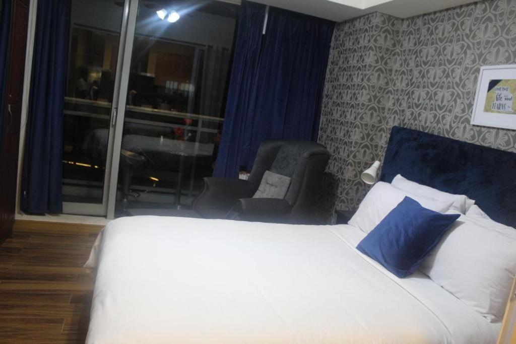 Azure C2 Balcony Wifi Near Mall Airport Multiple Units Paranaque City Exterior foto